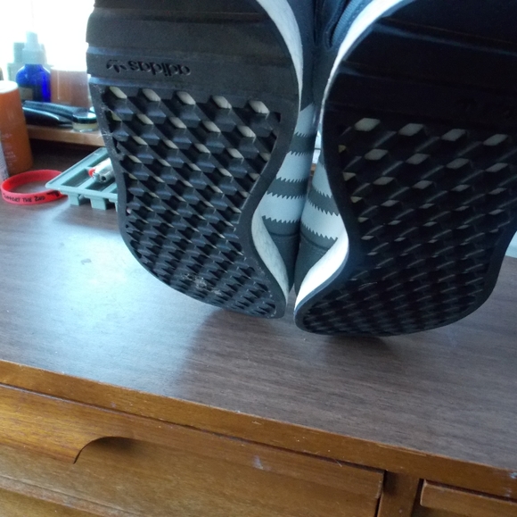 Brand new Adidas Iniki Trainers size 9 mens - Picture 4 of 5